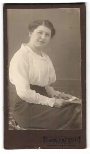 Fotografie Richard Hertzsch, Leisnig, Frau in weisser Bluse mit Buch