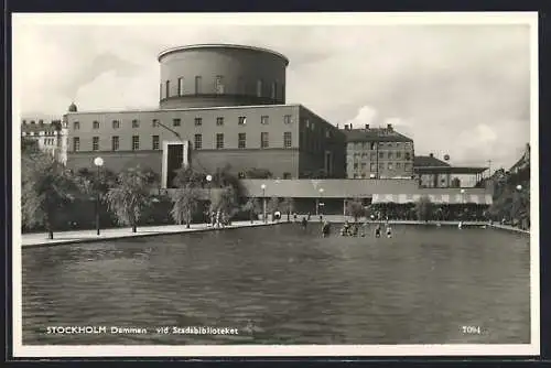 AK Stockholm, Dammen vid Stadsbiblioteket