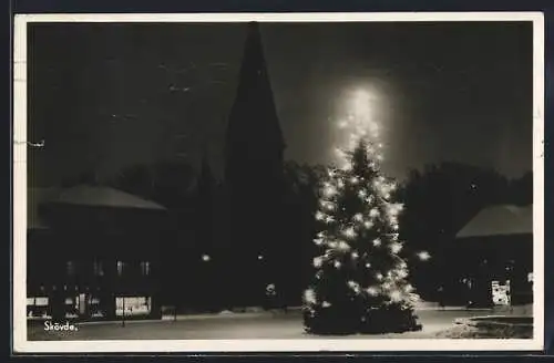 AK Skövde, Beleuchteter Weihnachtsbaum in der Nacht