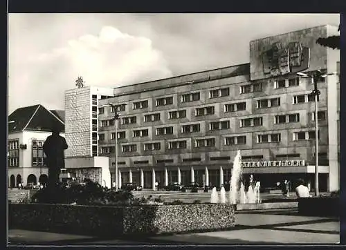 AK Neubrandenburg, Blick auf den Springbrunnen vor dem Hotel Vier Tore