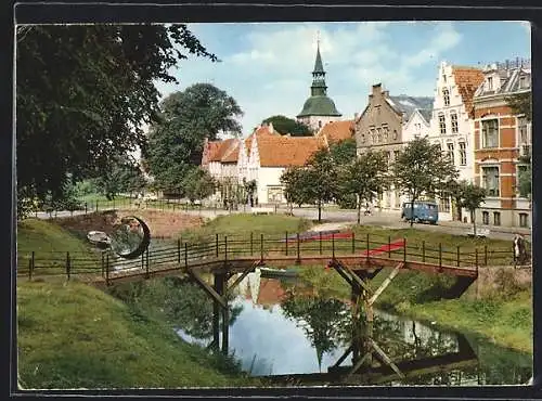 AK Friedrichstadt /Eider, Mittelburgwall mit Blick auf die ev. Kirche