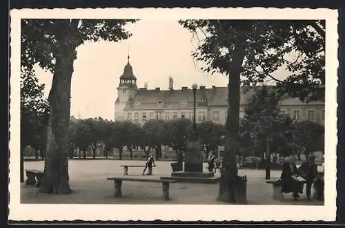 AK Theresienstadt / Terezin, Cast namesti, Parkansicht mit Anwohnern und Denkmal