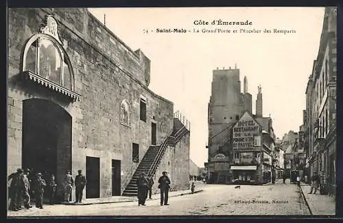 AK Saint-Malo, La Grand`Porte et l`Escalier des Remparts