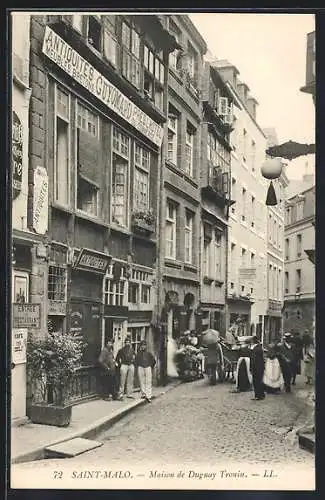 AK Saint-Malo, maison de Duguay Trouin, des piétons et une calèche