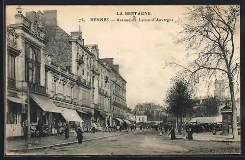 AK Rennes, Avenue de Latour-d`Auvergne avec passants et bâtiments historiques