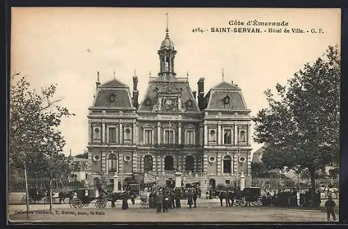 AK Saint-Servan, Hôtel de Ville avec des calèches devant