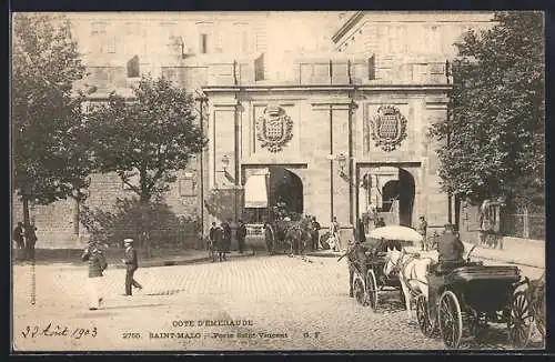 AK Saint-Malo, Porte Saint-Vincent avec calèches et piétons, Côte d`Émeraude