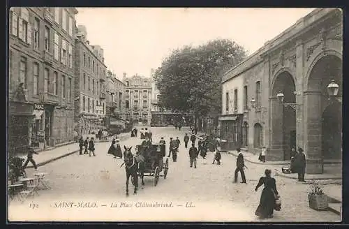 AK Saint-Malo, la Place Châteaubriand avec calèche et passants