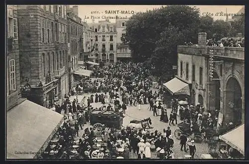 AK Saint-Malo, La Place Chateaubriand, Menschenmenge und Pferdekutschen