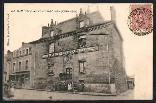 AK St-Méen, Hôtel Guiblin, XVIIe siècle, et rue animée avec passants