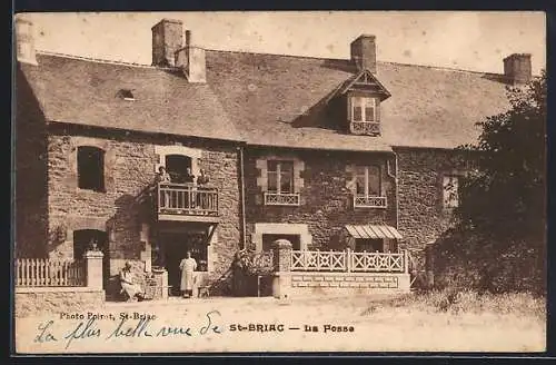 AK St-Brieuc, La Fosse, Facade de maisons en pierre avec habitants