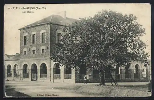 AK Plelán-le-Grand, Les Halles, bâtiment en brique avec arbres devant