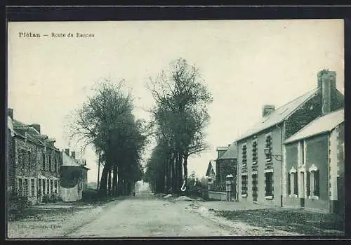 AK Plélan, Route de Rennes avec maisons et arbres bordant la route