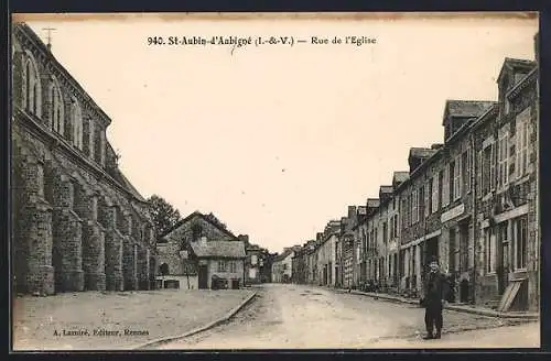 AK Saint-Aubin-d`Aubigné, Rue de l`Église avec bâtiments en pierre et rangée de maisons