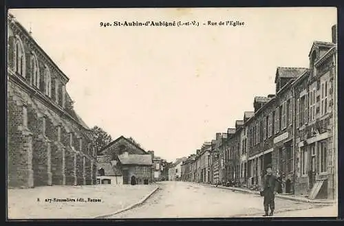 AK St-Aubin-d’Aubigné, Rue de l`Église avec bâtiments et passant