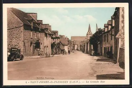 AK Saint-Pierre-de-Plesguen, La Grande Rue avec voitures et bâtiments anciens