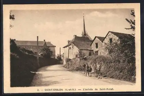 AK Saint-Erblon, l`arrivée de Saint-Armel avec des maisons et des habitants sur la route