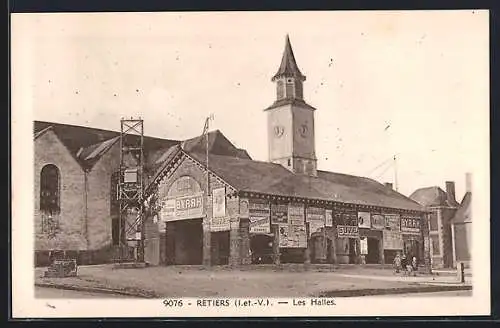 AK Retiers, Les Halles avec l`Horloge et les Affiches Publicitaires