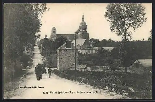 AK Val d`Izé, Arrivée route de Vitré avec église et maisons