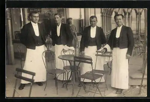 Foto-AK Vier Kellner an einem Restauranttisch