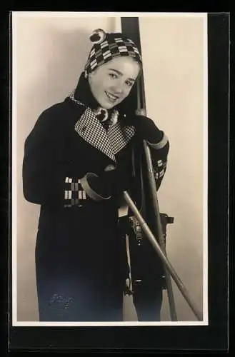 AK Junge Frau im Mantel mit Skiern, 1935