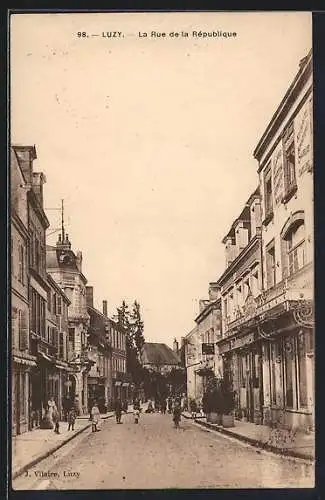 AK Luzy, La Rue de la République, Strassenpartie