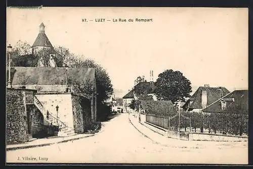 AK Luzy, La Rue du Rempart, Strassenpartie