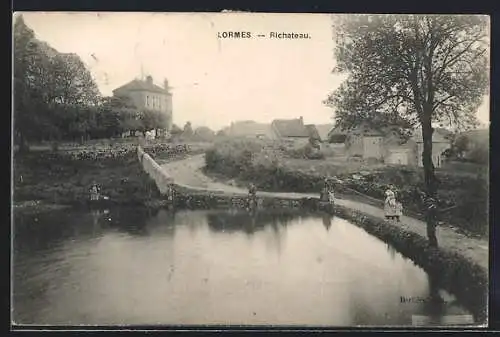 AK Lormes, Richateau, Strassenpartie am Teich