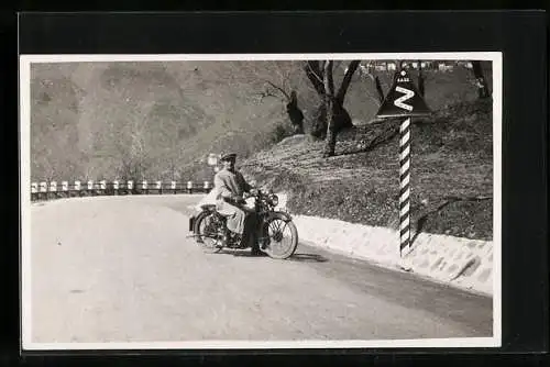 Foto-AK Motorradfahrer auf kurvenreicher Strasse