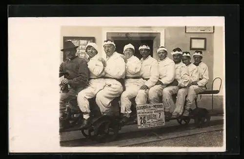 Foto-AK Dürrnberg, Salzbergwerk, Besucher auf Grubenbahn