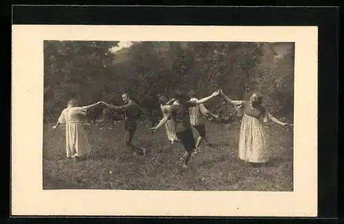 AK Wandervögel tanzen auf einer Wiese, Fotograf Julius Gross