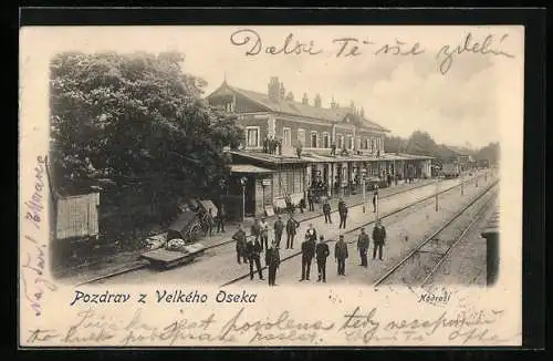 AK Gross Wossek, Bahnhof mit Gleisseite und Schaffnern