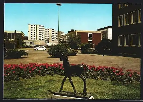 AK Herten / Westf., Rathausvorplatz mit Skulptur eines Fohlens