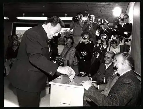 Fotografie PA Sven Simon, Bonn, Kanzlerkandidat Franz Josef Strauss gibt am Wahlsonntag seine Stimme ab