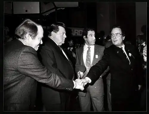 Fotografie WEREK, München, SPD-Chef H. Rothemund, F. J. Strauss, Reporter Feller, FDPler H. J. Jaeger, Landtagswahl 1982