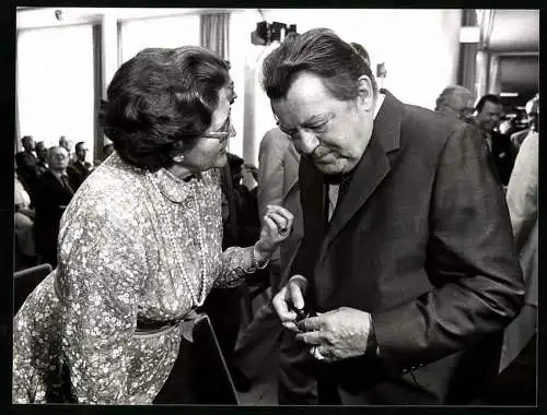 Fotografie PA Sven Simon, Bonn, Kanzlerkandidat F. J. Strauss im Gespräch mit Dr. Hanna-Renate Laurien