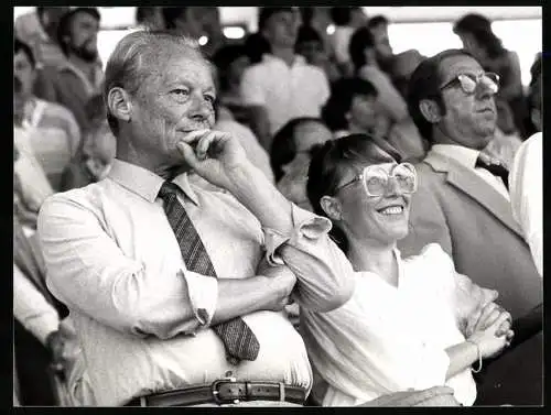 Fotografie PA Sven Simon, Bonn, Die frischen Eheleute Willy Brandt und Brigitte Selbacher beim Fussballspiel in Bremen 83