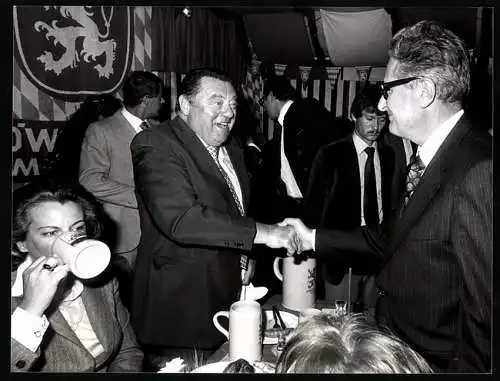 Fotografie PA Sven Simon, Bonn, F. J. Strauss mit Justizminister H. L. Vogel, links Mildred Scheel, Oktoberfest in Bonn