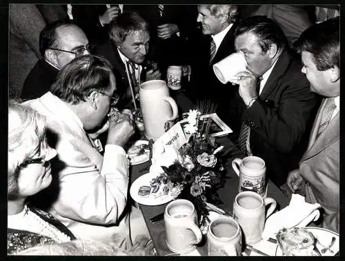 Fotografie PA Sven Simon, Bonn, F. J. Strauss mit Landwirtschafts-Minister J. Ertl beim Oktoberfest in Bonn