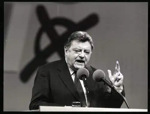 Fotografie PA Sven Simon, Bonn, F.-J. Strauss redet bei der zentralen Wahlkampfveranstaltung der CDU in Dortmund 1987