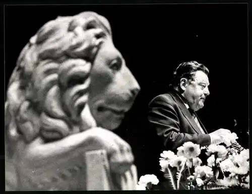 Fotografie PA Sven Simon, Bonn, Der neue bayrische Ministerpräsident F. J. Strauss hinter einer Löwenskulptur, 1978