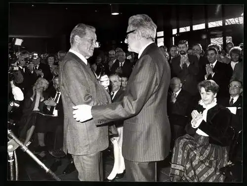 Fotografie PA Sven Simon, Bonn, Willy Brandt gratuliert Hans-Jochen Vogel in der SPD-Baracke zum 60. Geburtstag