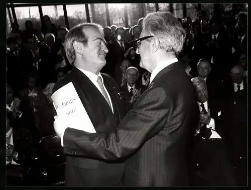 Fotografie PA Sven Simon, Bonn, Designierter SPD-Kanzlerkandidat Johannes Rau gratuliert H.-J. Vogel zum 60., 03.02.1986