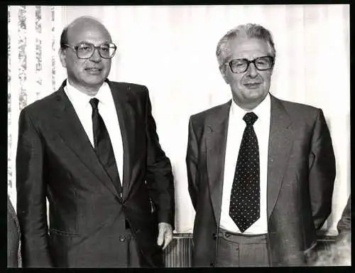 Fotografie PA Sven Simon, Bonn, Der ital. Ministerpräsident Benito Craxi zu Besuch bei Hans Jochen Vogel