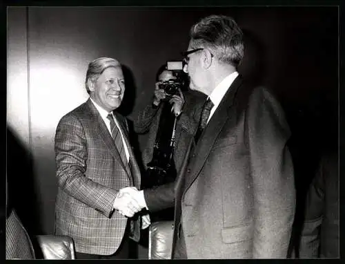 Fotografie PA Sven Simon, Bonn, Alt-Bundeskanzler Helmut Schmidt begrüsst SPD-Kandidat Hans-Jochen-Vogel, 07.03.1983