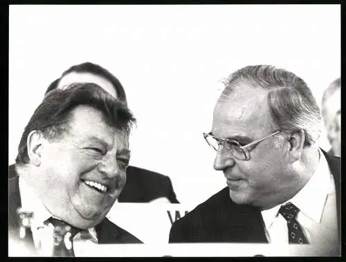 Fotografie K.-H. Kreifelts, Essen, Bundeskanzler Helmut Kohl mit Ministerpräsident F. J. Strauss, 1983