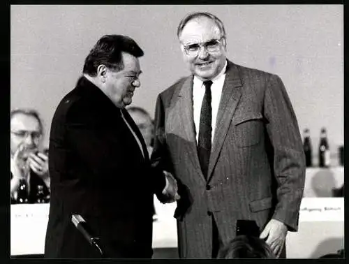 Fotografie Sven Simon, Bonn, CSU-Vorsitzender Strauss und Bundeskanzler Helmut Kohl beim CSU-Parteitag, 22.11.1986