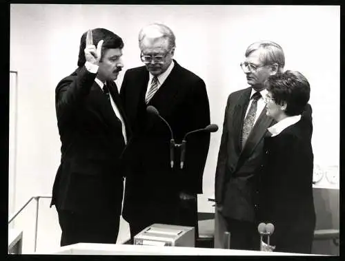 Fotografie Sepp Spiegel, Bonn, Minister Jürgen Möllemann leistet vor dem Bundestag den Eid zum Wirtschaftsminister, 1991