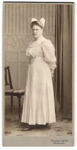 Fotografie Atelier Bernhard, Ballenstedt, Elegante Dame mit Haarschleife