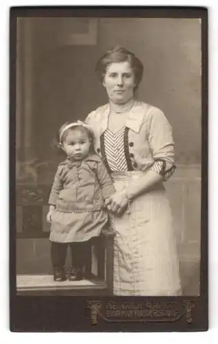 Fotografie Heinrich Wagner, Ehrenfriedersdorf, Chemnitzerstrasse, Porträt einer Frau mit Kind